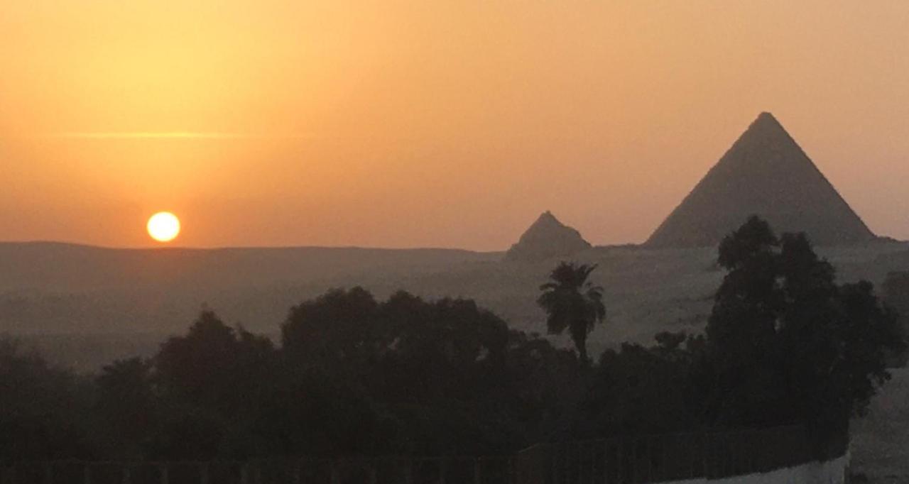 Sphinx Palace Pyramids View Kafret el-Gabal
